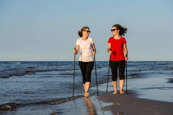 Mujeres Caminando Juntas Con Palos Turísticos Playa Caminata Nórdica — Foto de Stock