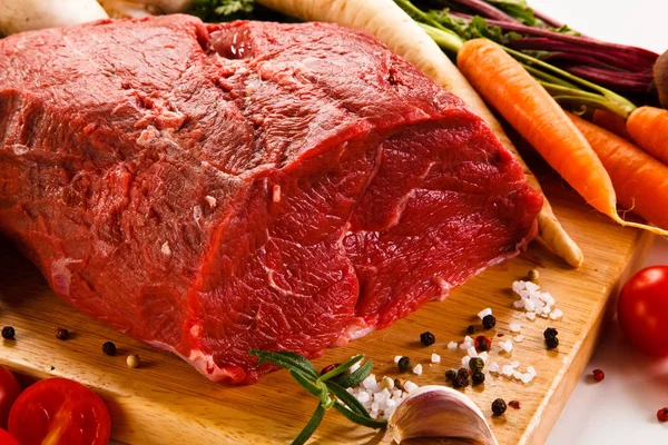 Zugeschnittene Ansicht Von Rohem Rindfleisch Mit Gemüse Auf Holzbrett — Stockfoto