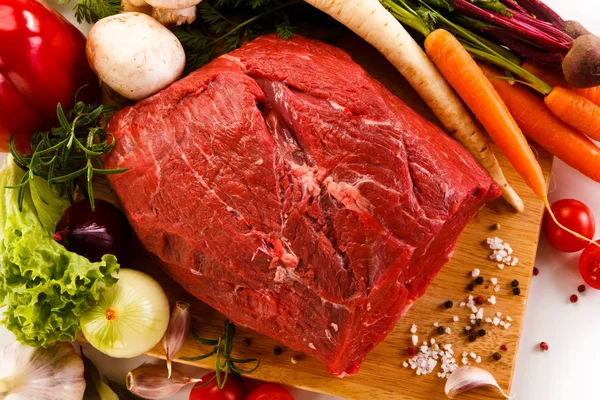 Vista Recortada Carne Res Cruda Con Verduras Tablero Madera — Foto de Stock