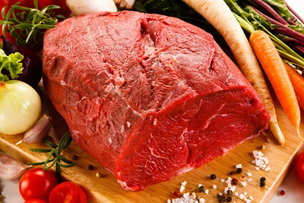 Vista Recortada Carne Res Cruda Con Verduras Tablero Madera — Foto de Stock