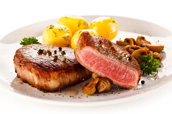 Detailní Pohled Grilovaných Vzácné Hovězí Steaky Houbami Bramborem Bílé Plotně — Stock fotografie