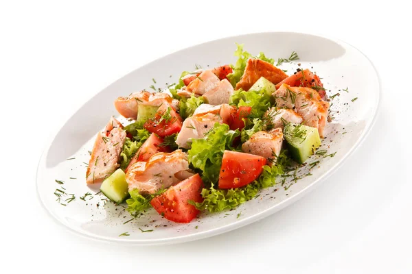 Salat Mit Gemüse Und Schinken Auf Weißem Teller — Stockfoto