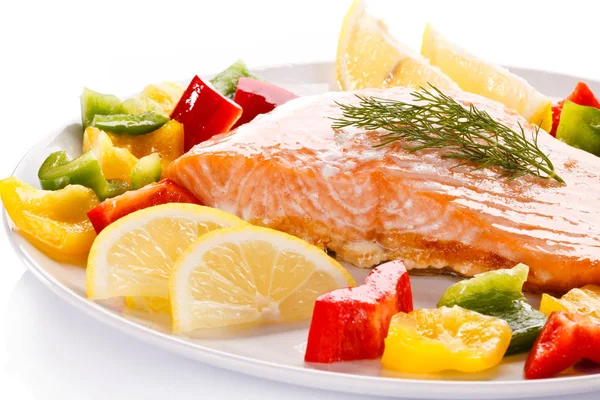 Dettaglio Vista Salmone Arrosto Con Peperoni Freschi Fette Limone Piatto — Foto Stock