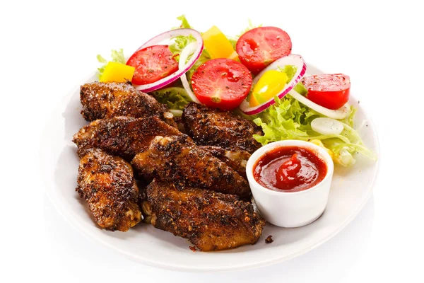 Draufsicht Auf Gebratene Chicken Wings Mit Gemüsesalat Und Barbecue Sauce — Stockfoto