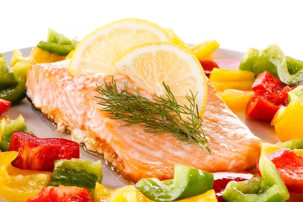 Gebackener Lachs Mit Gehackten Paprika Und Zitronenscheiben Auf Weißem Teller — Stockfoto