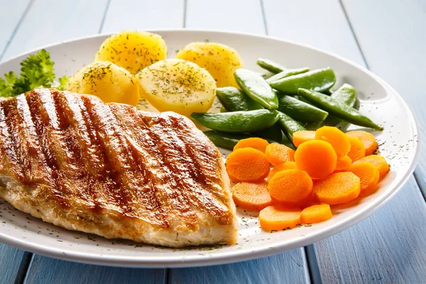 Grilled Chicken Breast Boiled Potatoes Chopped Carrots Green Peas White — Stock Photo, Image