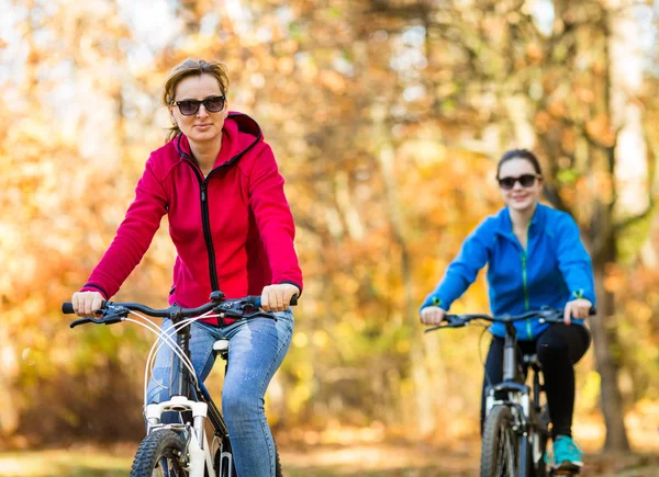 Två Kvinnor Ridning Cyklar Tillsammans Höstlig Park — Stockfoto