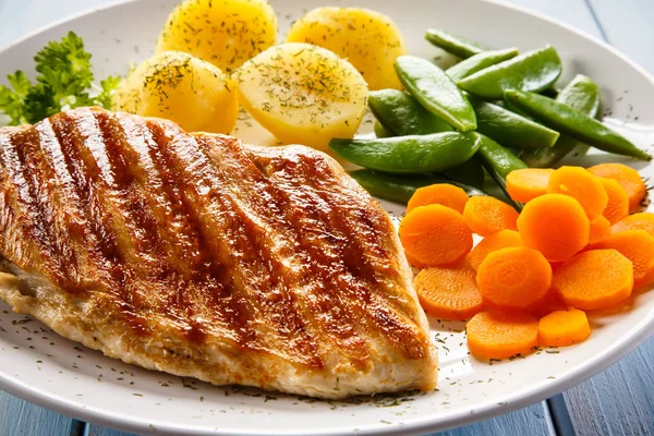 Grilled Chicken Breast Boiled Potatoes Chopped Carrots Green Peas White — Stock Photo, Image