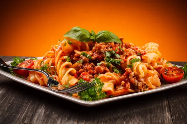 Spiralmakkaroni Mit Bolognese Sauce Kirschtomaten Und Basilikum Auf Teller Auf — Stockfoto