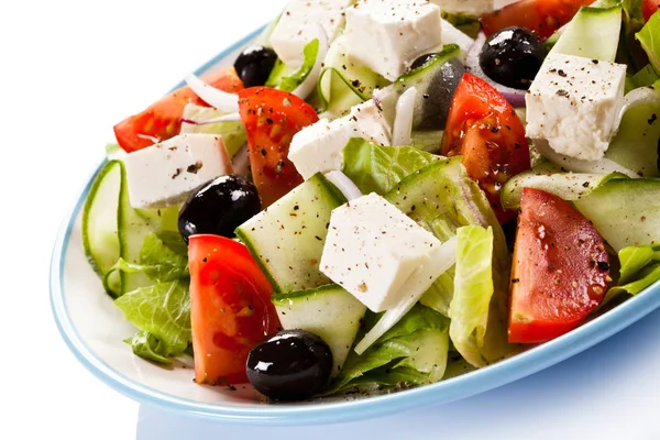 Vista Cercana Ensalada Griega Sobre Plato Azul Aislado Sobre Fondo —  Fotos de Stock