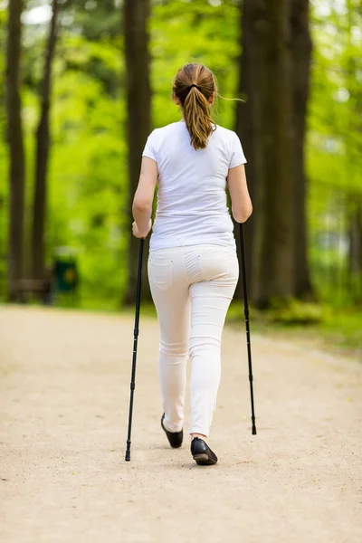 Vista Trasera Mujer Ropa Casual Blanca Caminando Parque Usando Palos —  Fotos de Stock