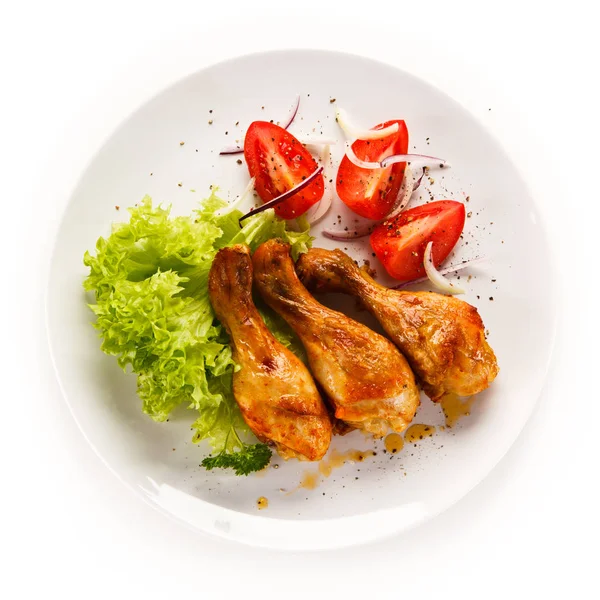Ansicht Von Drei Gebratenen Hühnerkeulen Mit Tomaten Und Salat Auf — Stockfoto