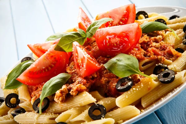 Makkaroni Mit Bolognese Sauce Tomaten Basilikumblättern Und Oliven Auf Teller — Stockfoto
