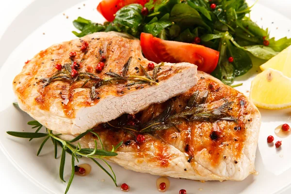 Detail View Grilled Chicken Breasts Fresh Cherry Tomatoes Spinach Lemon — Stock Photo, Image