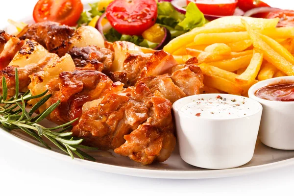 Shashlik Cerdo Con Papas Fritas Salchichas Verduras Bandeja Blanca —  Fotos de Stock