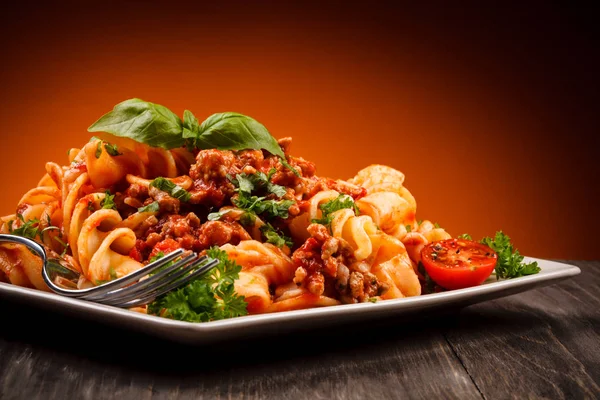 Spiraal Macaroni Met Bolognese Saus Cherry Tomaten Basilicum Plaat Rode — Stockfoto