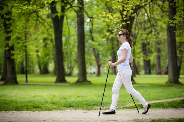 Vista Lateral Mujer Activa Ropa Casual Blanca Caminando Parque Usando —  Fotos de Stock