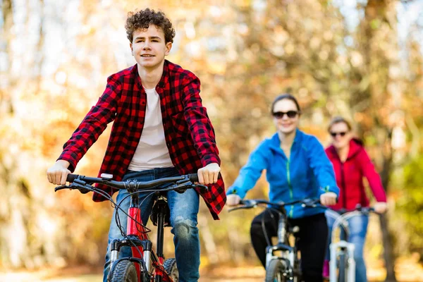 Gelukkige Familie Paardrijden Fietsen Samen Herfst Park — Stockfoto