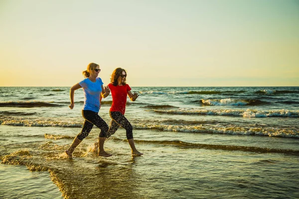 Tiener Meisje Vrouw Samen Joggen Door Seashore — Stockfoto