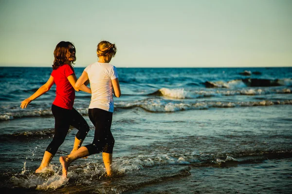 Adolescente Chica Mujer Trotando Juntos Por Orilla Del Mar — Foto de Stock