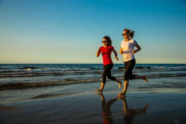 Tonårig Flicka Och Kvinna Jogging Tillsammans Seashore — Stockfoto