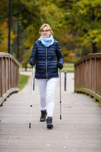 Donna Attiva Piedi Nel Parco Della Città Utilizzando Bastoni Turistici — Foto Stock