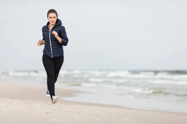 Nastoletnie Dziewczyny Jogging Morzu — Zdjęcie stockowe