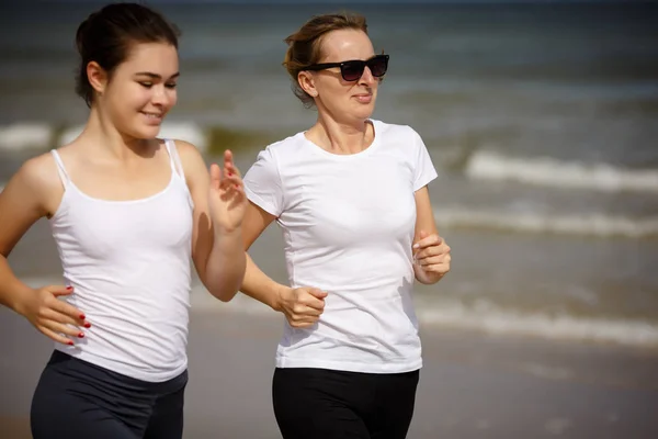 Genç Kız Kadın Birlikte Denizde Koşu — Stok fotoğraf