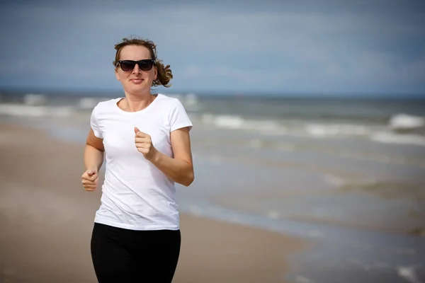 Aktive Frau Joggt Auf See — Stockfoto