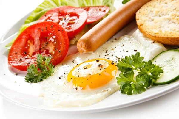 Œuf Frit Avec Saucisse Pain Grillé Légumes Frais Sur Assiette — Photo