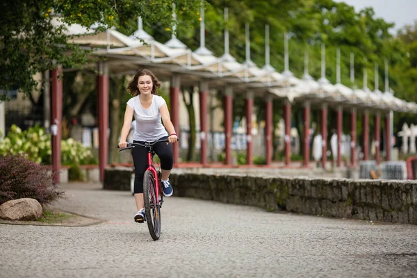 Urban Biking Radfahrerin Stadtpark — Stockfoto