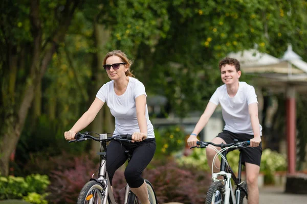 Hälsosam Livsstil Människor Ridning Cyklar Stadsparken — Stockfoto