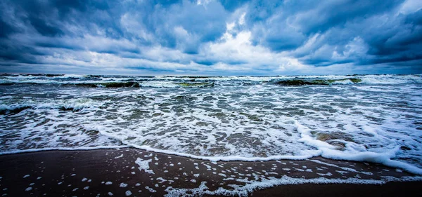 Seascape Wzburzonym Morzu Fale Pianki Pochmurne Niebo — Zdjęcie stockowe