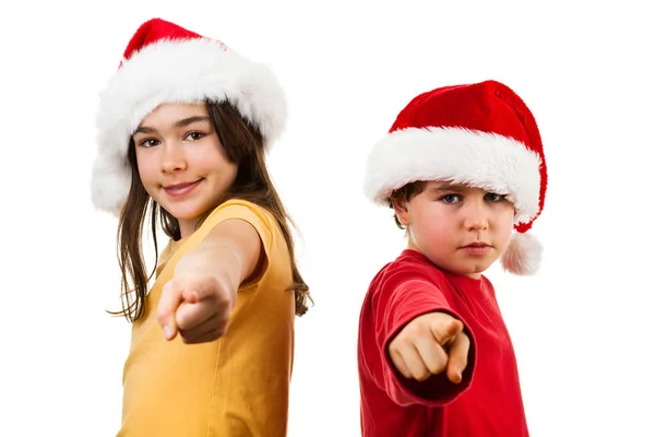 Kinderen Santa Hoeden Wijzen Met Vingers Geïsoleerd Witte Achtergrond — Stockfoto