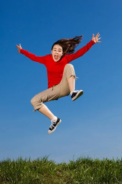 Gülümseyen Dışında Atlama Kız — Stok fotoğraf
