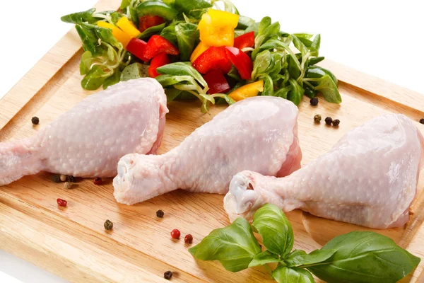 Κλείστε Την Προβολή Των Ποδιών Ωμό Κοτόπουλο Λαχανικά Στη Ξύλινη — Φωτογραφία Αρχείου