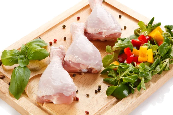 Vista Cercana Patas Pollo Crudo Con Verduras Tablero Madera — Foto de Stock