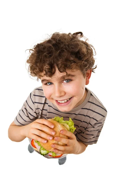 Roztomilý Chlapec Kudrnatými Vlasy Jíst Hamburger Izolovaných Bílém Pozadí — Stock fotografie