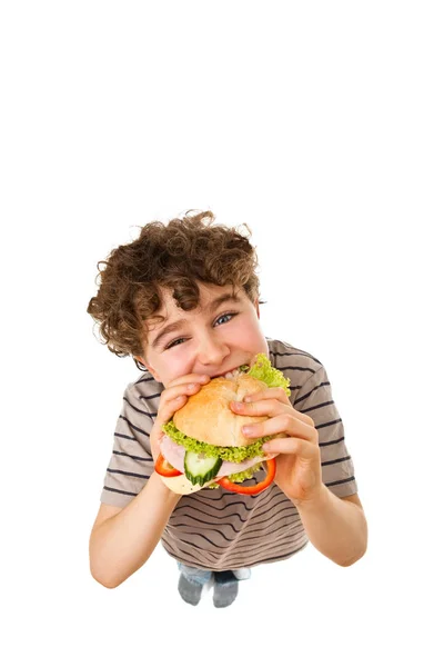 Schattige Jongen Met Krullend Haar Eten Hamburger Geïsoleerd Witte Achtergrond — Stockfoto