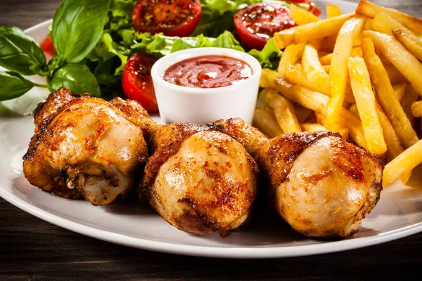 Vista Próxima Pernas Frango Assadas Com Batatas Fritas Molho Churrasco — Fotografia de Stock