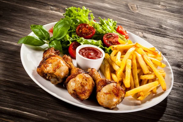 Gebratene Hühnerkeulen Mit Pommes Frites Grillsoße Und Frischem Gemüse Auf — Stockfoto