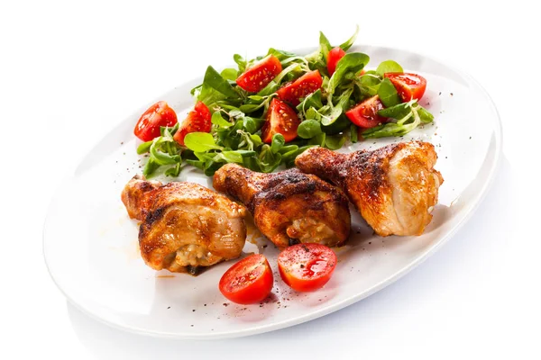 Roasted Chicken Legs Fresh Vegetable Salad — Stock Photo, Image