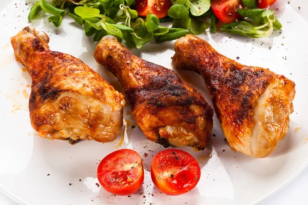Detail View Roasted Chicken Legs Fresh Vegetable Salad — Stock Photo, Image