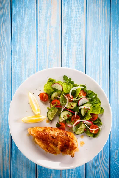 Roasted Chicken Breast Lemon Slices Vegetable Salad White Plate Blue — Stock Photo, Image