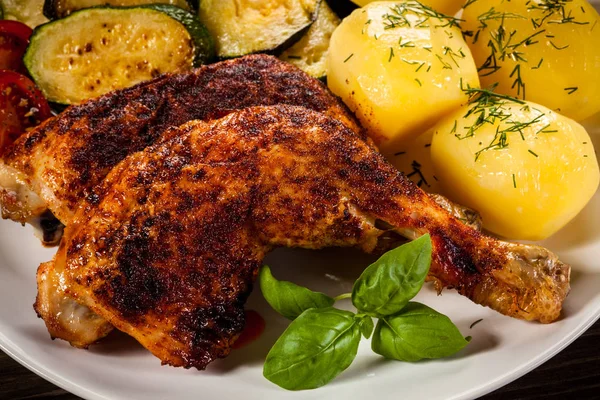 Kaki Ayam Panggang Dengan Kentang Rebus Dan Zucchini Goreng — Stok Foto