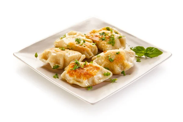 Varenyky Fritto Con Prezzemolo Tritato Servito Piatto Quadrato Isolato Sfondo — Foto Stock