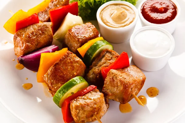 Shashlik Com Carne Legumes Servidos Com Molhos Prato Branco — Fotografia de Stock