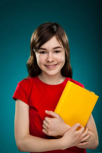 Hübsche Teenager Mädchen Mit Gelbem Buch Auf Blauem Hintergrund — Stockfoto