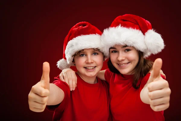 Boy Girl Showing Thumbs Gradient Red Black Background — Stock Photo, Image