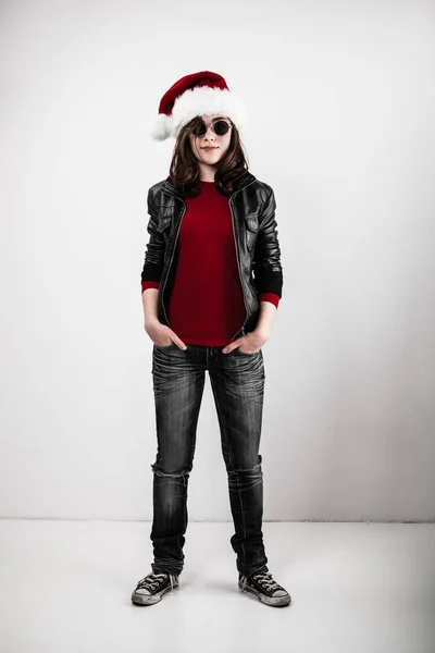 Metalhead Ragazza Cappello Babbo Natale Occhiali Sole Posa Sfondo Grigio — Foto Stock